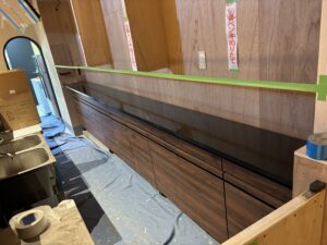 伏見区店舗のバックカウンターの塗装作業1