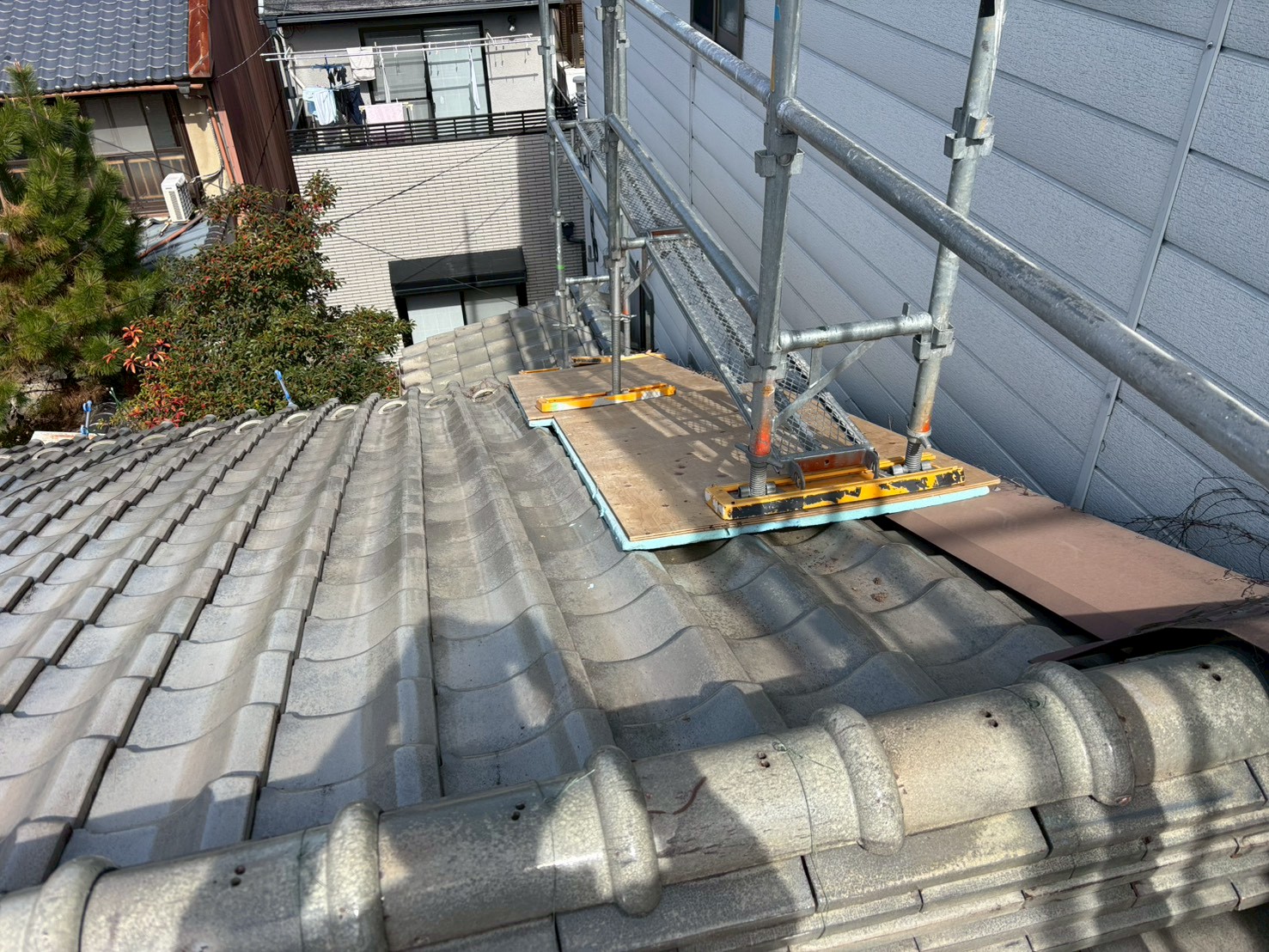 京都市隣接密集住宅の足場写真1