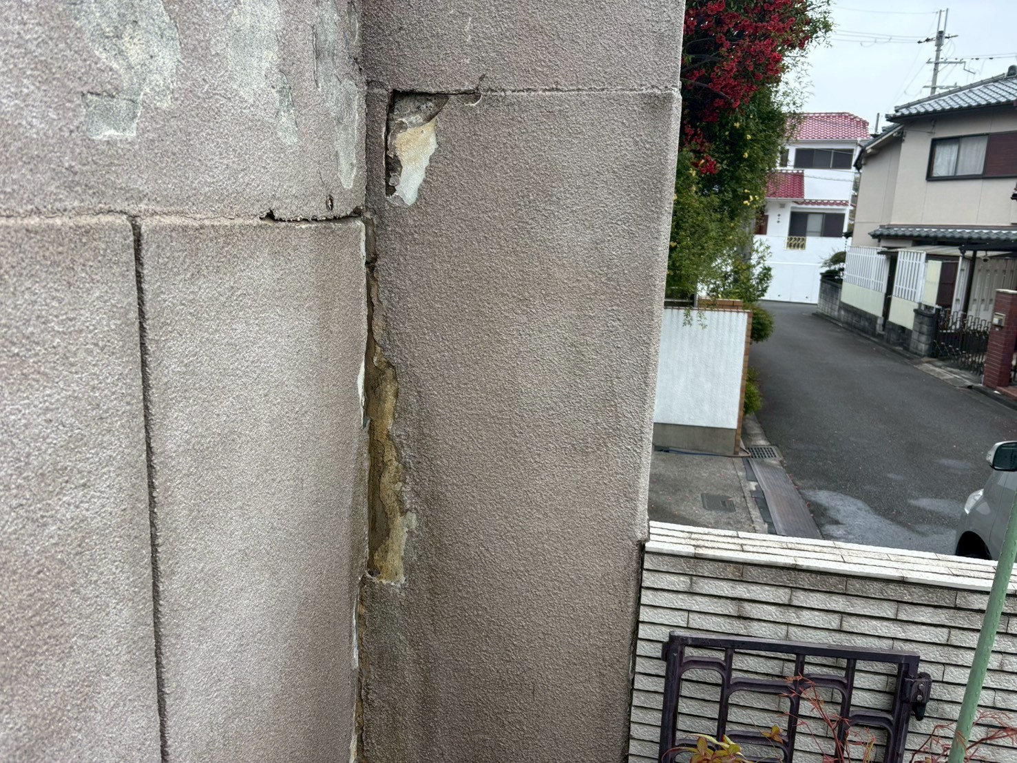 高槻市 擁壁塗装前の下地劣化確認