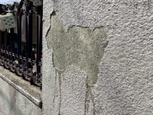 大阪府高槻市擁壁・ブロック塀塗装　既存塗膜剥離状況