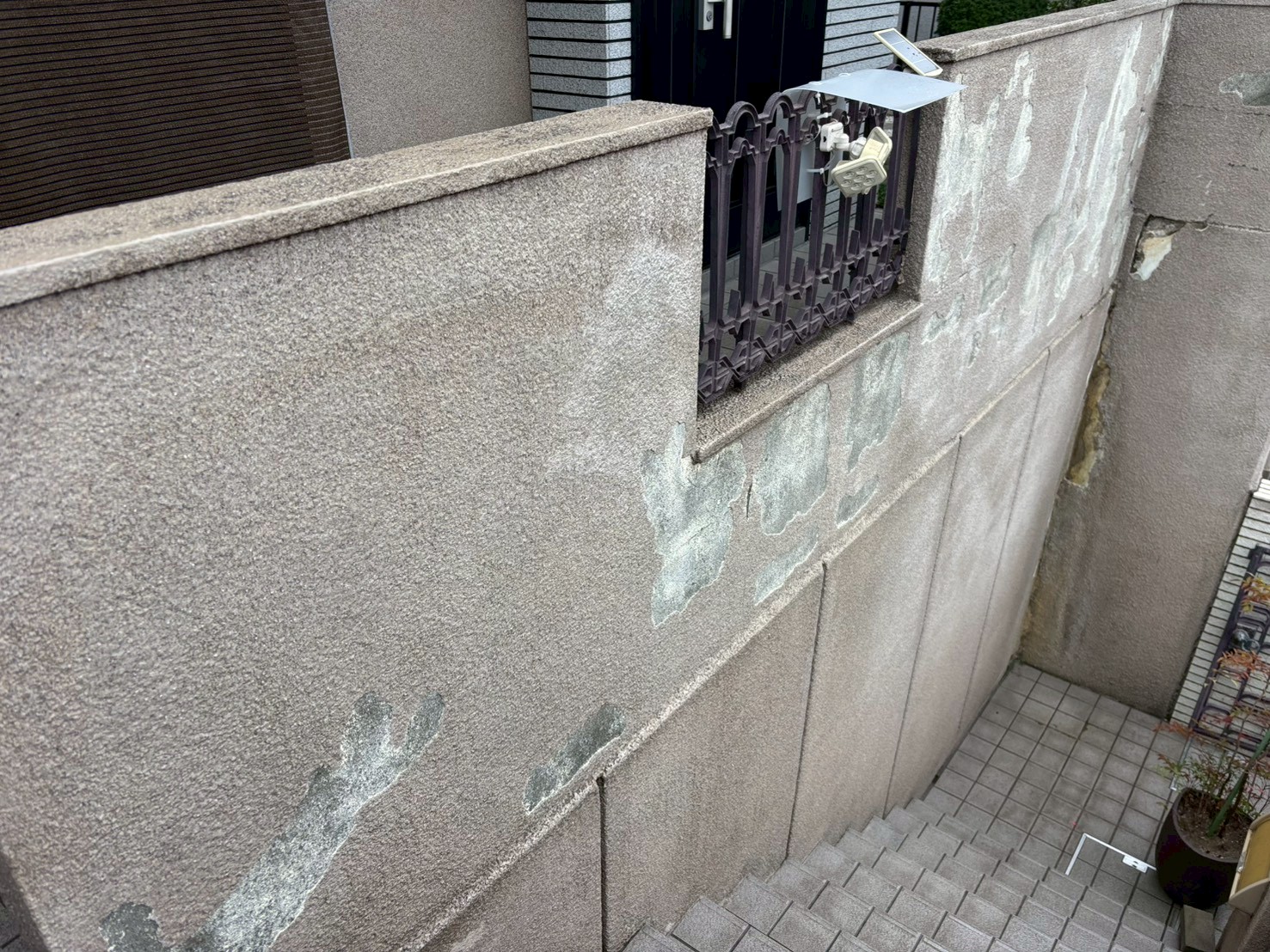 高槻市 ブロック塀 高圧洗浄後の既存塗膜剥離