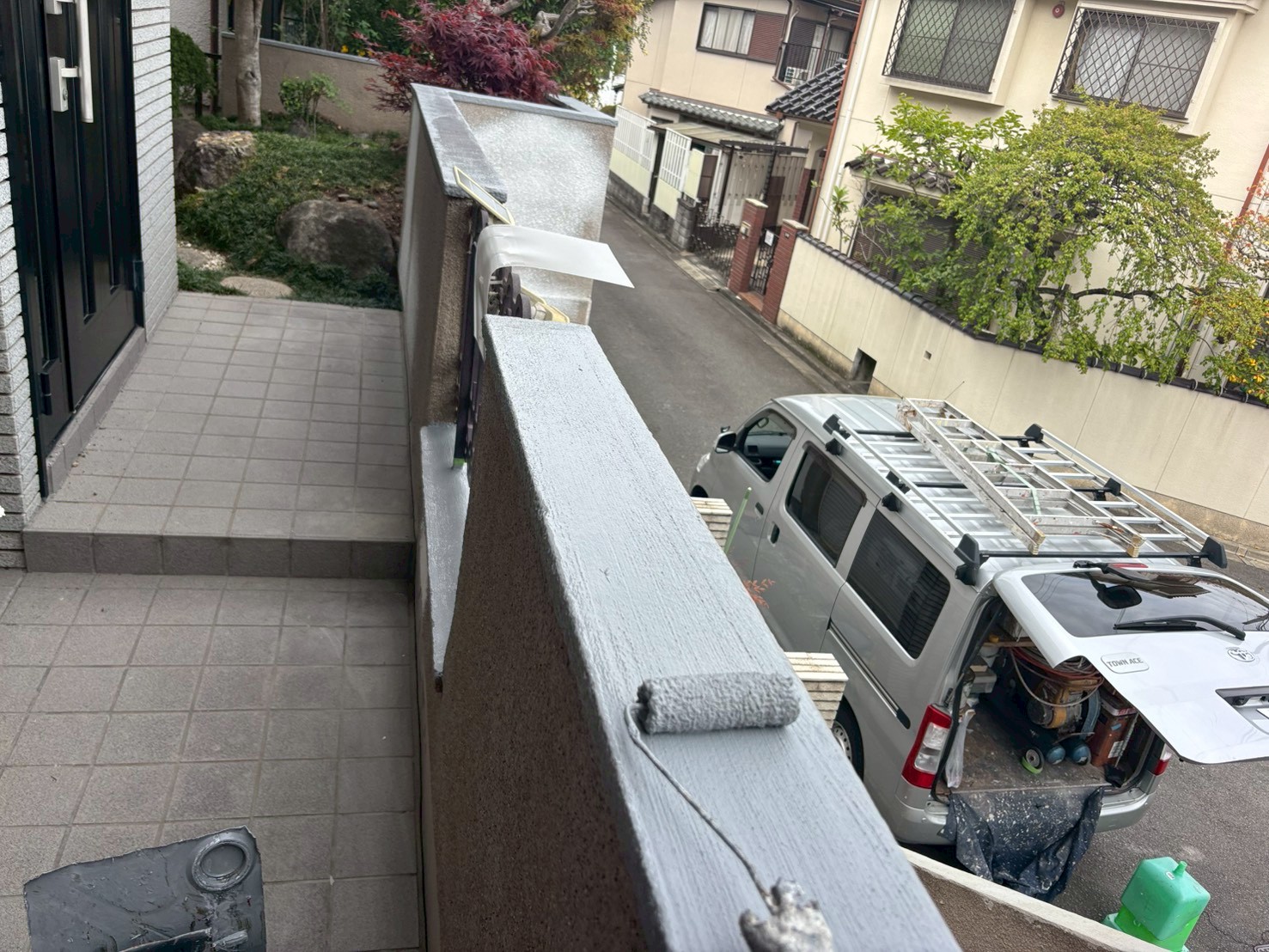 高槻市 ブロック塀 天端水性防水中塗り2回目1