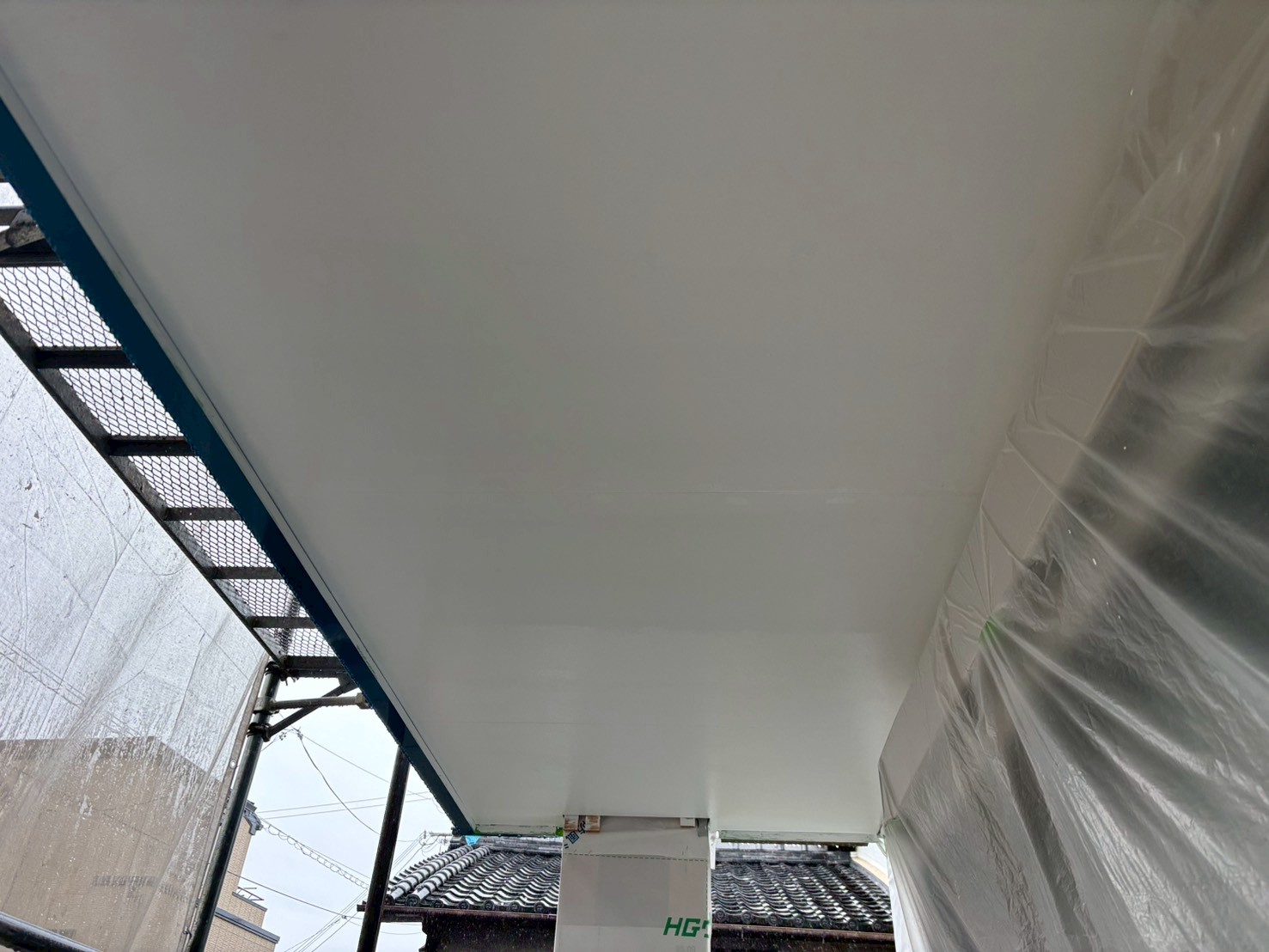 京都市右京区 新築アパート 外部天井塗装 上塗り1