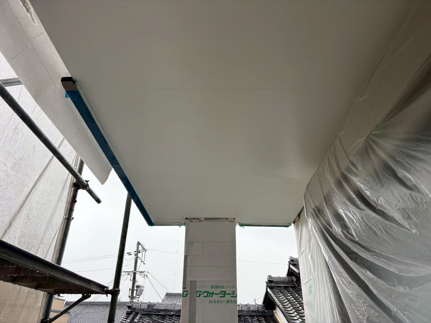 京都市右京区 新築アパート 外部天井塗装 上塗り2
