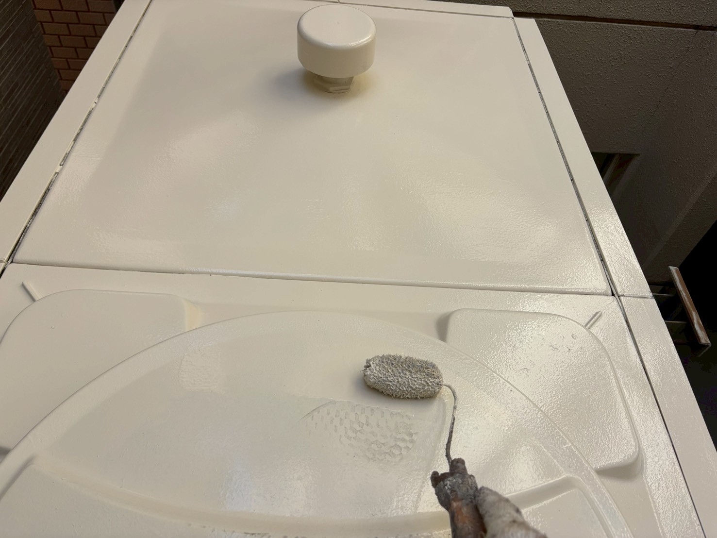 貯水槽専用遮熱塗料 上塗り施工