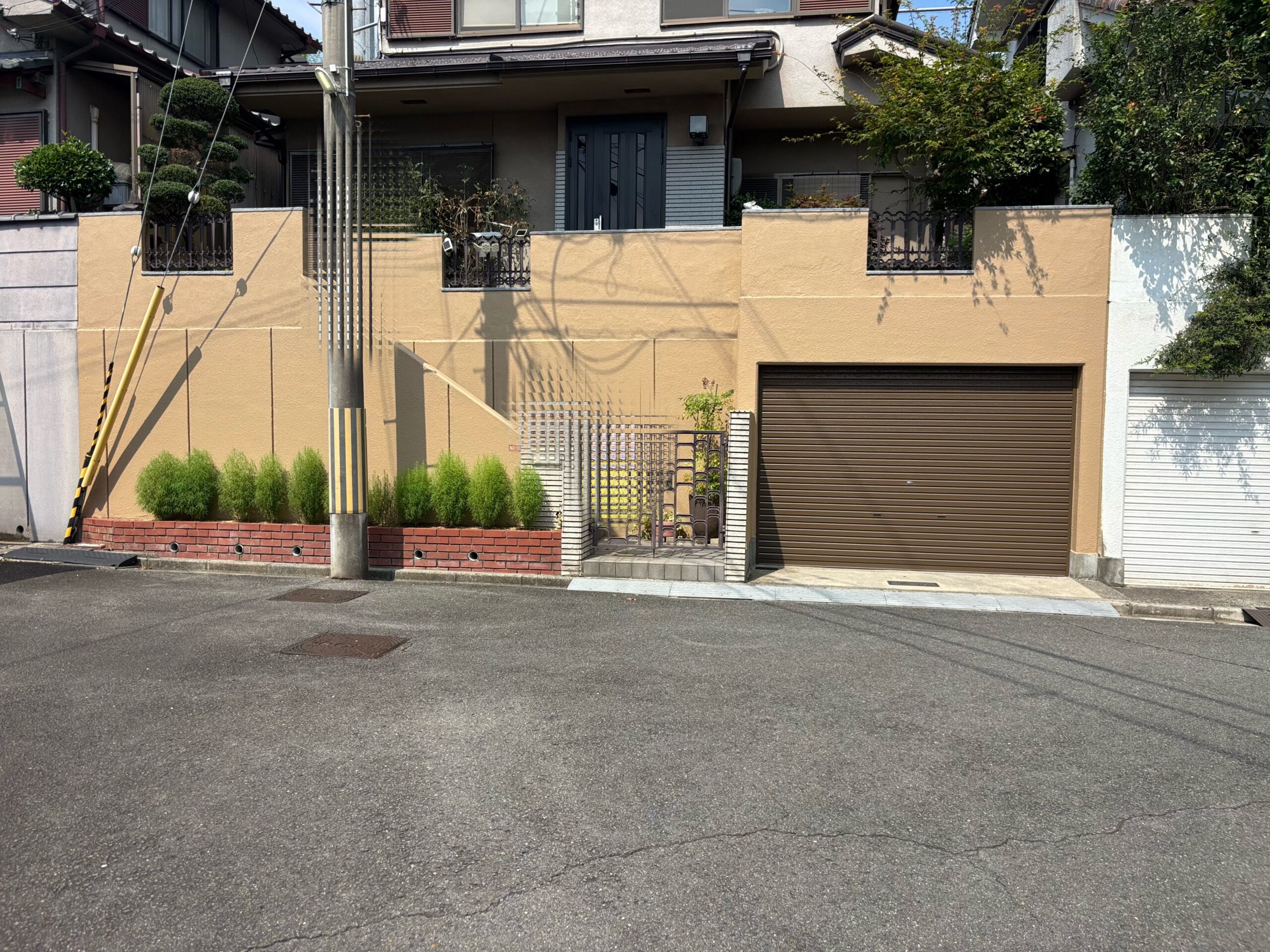 大阪府高槻市で外塀塗装 完成・ビフォーアフター・シャッター塗装