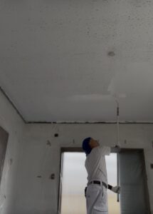 枚方市 収益物件 2階天井塗装 上塗り作業