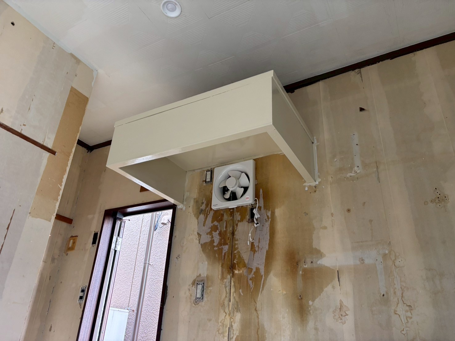 枚方市｜収益物件の塗装③ 枠・回り縁・換気扇フードを仕上げ【正木建装】