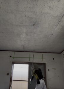 枚方市 収益物件 2階天井塗装 下塗り作業