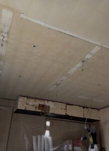 大阪府枚方市の収益物件 1階天井下塗り塗装